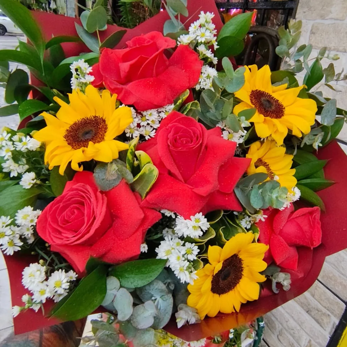 Buque de 4 Rosas importadas e 4 Girassóis